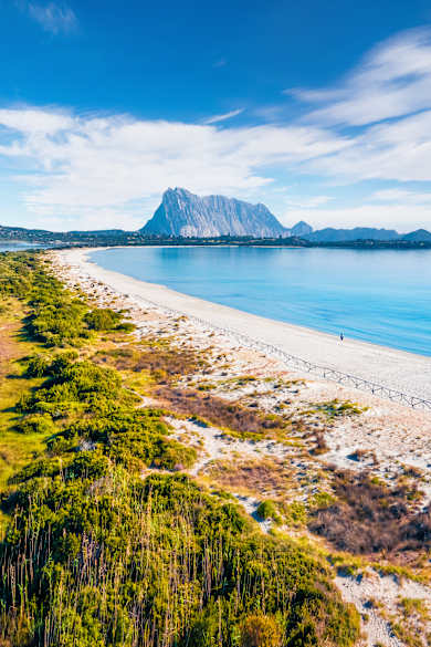Ein weitläufiger Strand mit Bergen im Hintergrund
